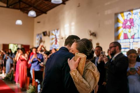 mãe do noivo emocionada no dia do casamento do filho'