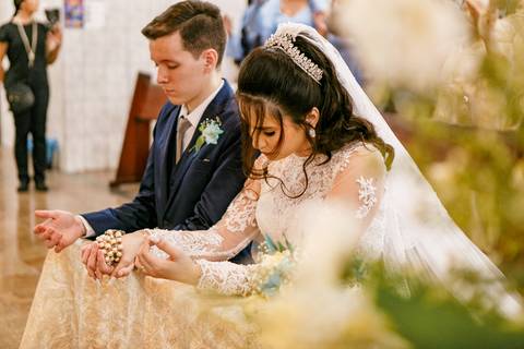 noivos no momento do casamento '