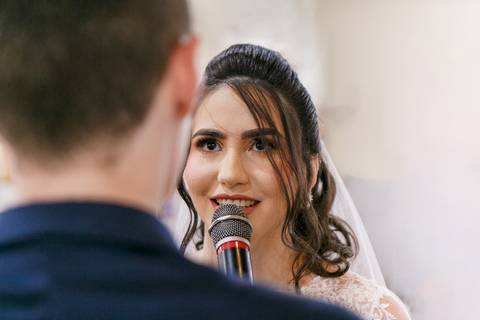 a noivo lendo os votos para o noivo no dia do casamento religioso'