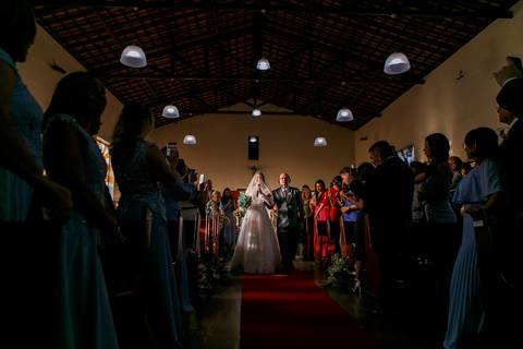 noiva entrando cantando com o pai no dia do seu casamento religioso'