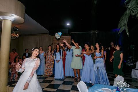 noiva jogando o buquet para as madrinhas'