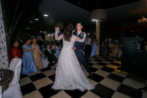 noivo e noiva dançando no dia do seu casamento'