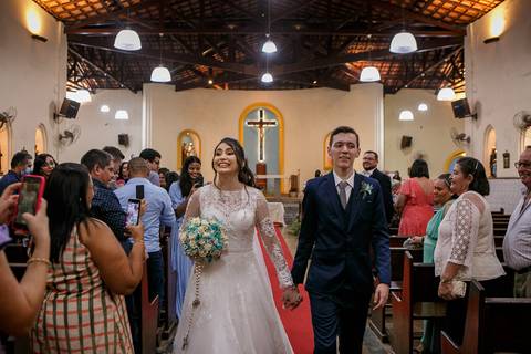 noivo e noiva saindo da igreja no dia do seu casamento religioso catolico'