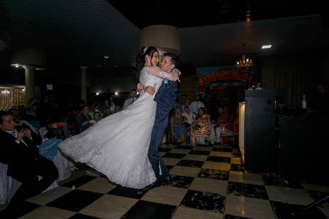 noivo e noiva dançando felizes'