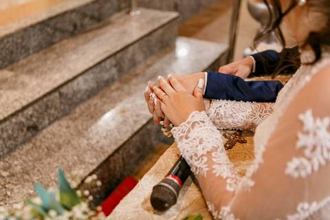 noivos com mãos dadas'