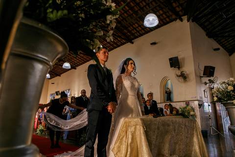 noivo e noiva no final do casamento religioso na igreja catolica'