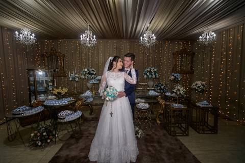 noiva e o noivo na mesa do bolo'