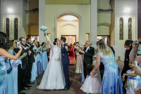 padrinhos recebendo os noivos na saida da igreja no dia do casamento'