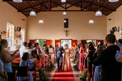 entrada do noivo no dia do seu casamento com sua mãe'