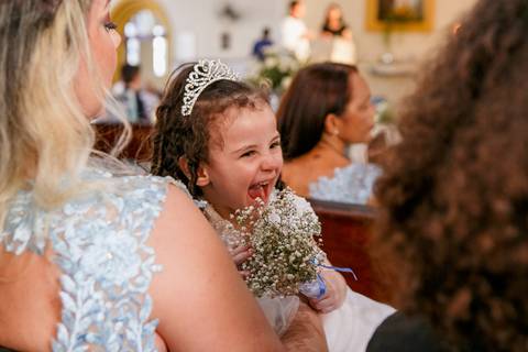 daminha muito feliz no dia do casamento religioso dos amigos'