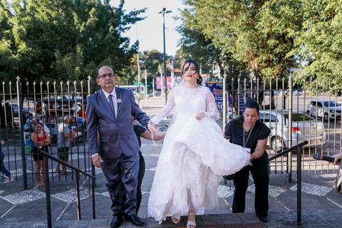 pai da noiva entrado na igreja'