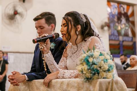 noiva orando no dia do seu casamento religioso'