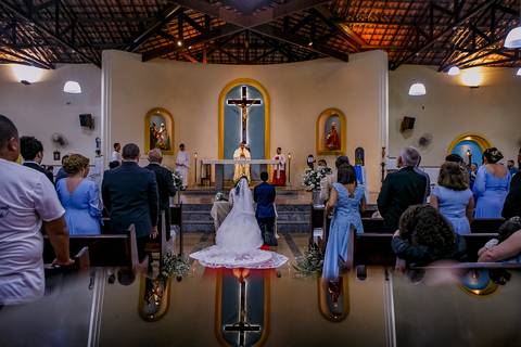 noivos no altar da igreja'