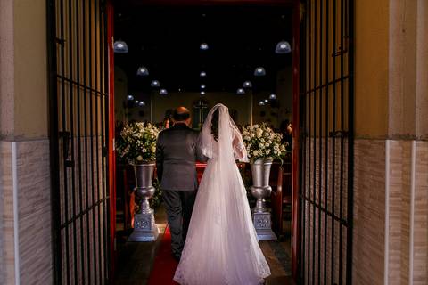 a entrada da noiva na igreja'