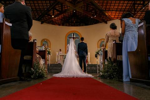 noivo e noiva no corredor do altar no dia do seu casamento religioso'