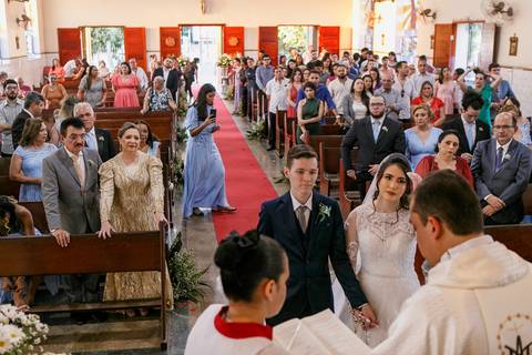 A benção do Padre no dia do casamento dos noivo'