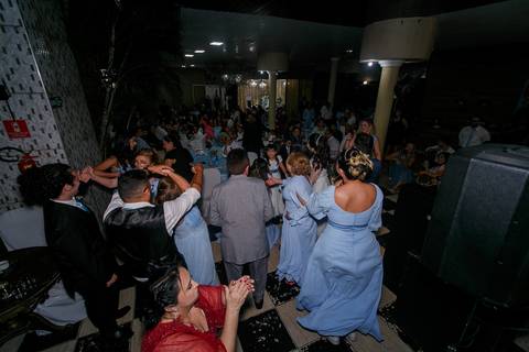 final da festa de casamento dos noivos no dia do seu casamento'