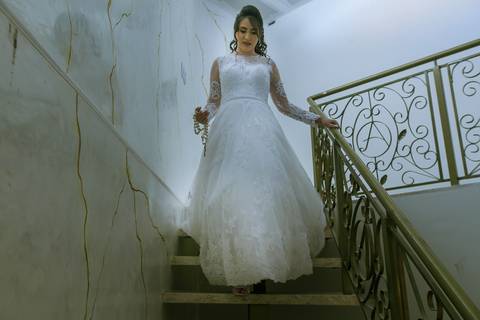 noiva com o vestido branco descendo a escada'