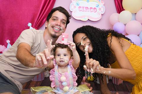 Ensaio de Acompanhamento de bebê. Evelyn Moura Fotografia. Fotógrafa em Niterói, Rio de Janeiro. Newborn. Festa infantil - Smash the cake - Smash the fruit - bebê - ensaio de 1 ano - viral - circo rosa - festa de aniversário'