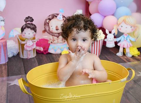 Ensaio de Acompanhamento de bebê. Evelyn Moura Fotografia. Fotógrafa em Niterói, Rio de Janeiro. Newborn. Festa infantil - Smash the cake - Smash the fruit - bebê - ensaio de 1 ano - viral - circo rosa - festa de aniversário'