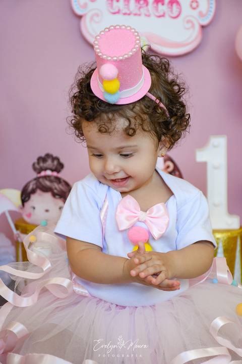 Ensaio de Acompanhamento de bebê. Evelyn Moura Fotografia. Fotógrafa em Niterói, Rio de Janeiro. Newborn. Festa infantil - Smash the cake - Smash the fruit - bebê - ensaio de 1 ano - viral - circo rosa - festa de aniversário'