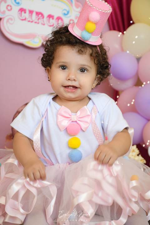 Ensaio de Acompanhamento de bebê. Evelyn Moura Fotografia. Fotógrafa em Niterói, Rio de Janeiro. Newborn. Festa infantil - Smash the cake - Smash the fruit - bebê - ensaio de 1 ano - viral - circo rosa - festa de aniversário'