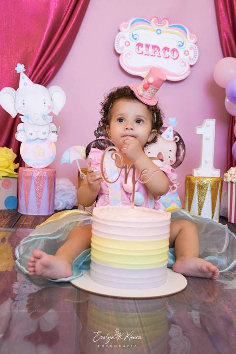 Ensaio de Acompanhamento de bebê. Evelyn Moura Fotografia. Fotógrafa em Niterói, Rio de Janeiro. Newborn. Festa infantil - Smash the cake - Smash the fruit - bebê - ensaio de 1 ano - viral - circo rosa - festa de aniversário'