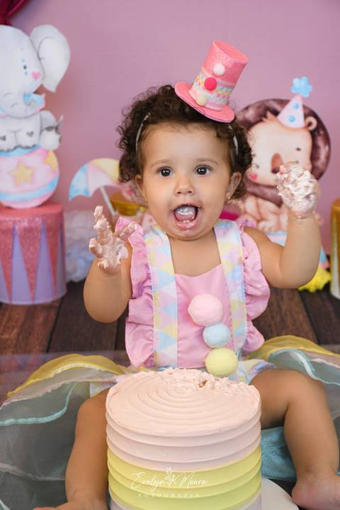 Ensaio de Acompanhamento de bebê. Evelyn Moura Fotografia. Fotógrafa em Niterói, Rio de Janeiro. Newborn. Festa infantil - Smash the cake - Smash the fruit - bebê - ensaio de 1 ano - viral - circo rosa - festa de aniversário'