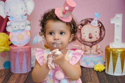 Ensaio de Acompanhamento de bebê. Evelyn Moura Fotografia. Fotógrafa em Niterói, Rio de Janeiro. Newborn. Festa infantil - Smash the cake - Smash the fruit - bebê - ensaio de 1 ano - viral - circo rosa - festa de aniversário'
