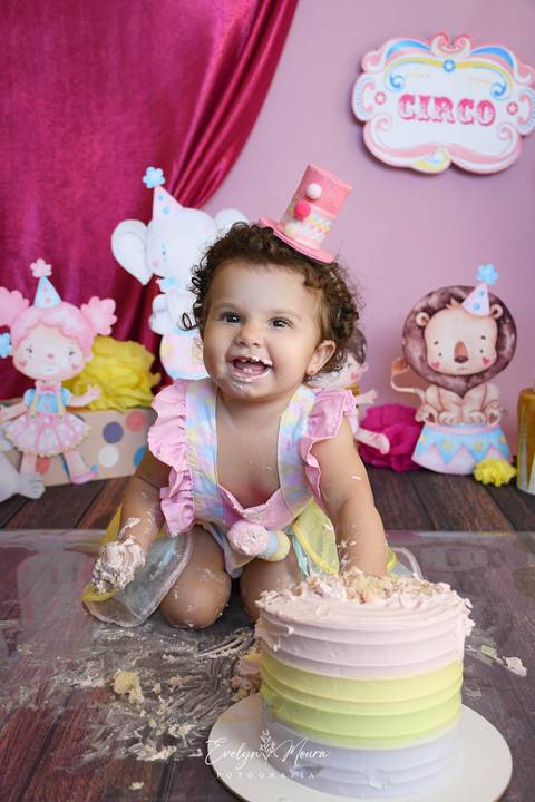 Ensaio de Acompanhamento de bebê. Evelyn Moura Fotografia. Fotógrafa em Niterói, Rio de Janeiro. Newborn. Festa infantil - Smash the cake - Smash the fruit - bebê - ensaio de 1 ano - viral - circo rosa - festa de aniversário'