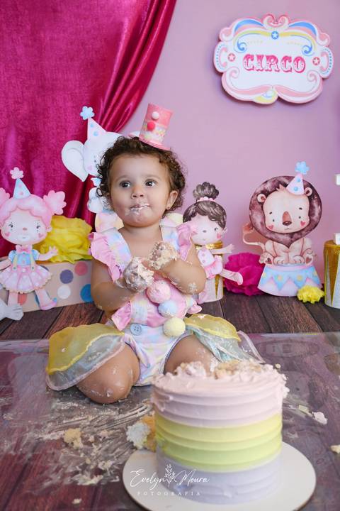Ensaio de Acompanhamento de bebê. Evelyn Moura Fotografia. Fotógrafa em Niterói, Rio de Janeiro. Newborn. Festa infantil - Smash the cake - Smash the fruit - bebê - ensaio de 1 ano - viral - circo rosa - festa de aniversário'