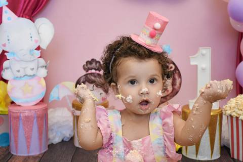 Ensaio de Acompanhamento de bebê. Evelyn Moura Fotografia. Fotógrafa em Niterói, Rio de Janeiro. Newborn. Festa infantil - Smash the cake - Smash the fruit - bebê - ensaio de 1 ano - viral - circo rosa - festa de aniversário'