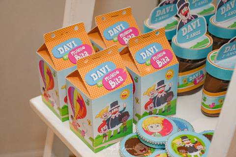 Festa Infantil - Evelyn Moura Fotografia - Fotografia em Niterói, Rio de Janeiro - casa de festa - decoração - decoração de festa - festa colorida- docinhos - bolo - criança - crianças - festa linda - mundo bita - bolo e guaraná - festa em niterói '