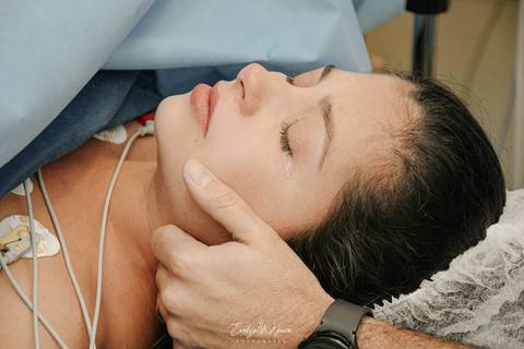Fotografia de Parto - Newborn - Evelyn Moura Fotografia em Niterói, Rio de Janeiro - ensaio infantil - newborn de recém nascido - partos - parto em niteroi - registro de parto - maternidade são francisco - doce nascer - parto humanizado'
