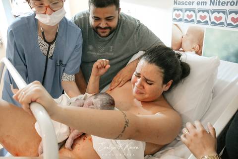 Fotografia de Parto - Newborn - Evelyn Moura Fotografia em Niterói, Rio de Janeiro - ensaio infantil - newborn de recém nascido - partos - parto em niteroi - registro de parto - maternidade são francisco - doce nascer - parto humanizado - parto normal'