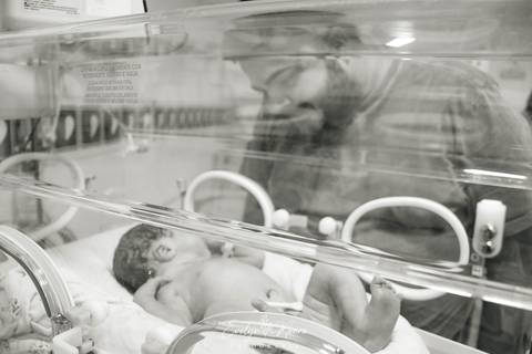 Fotografia de Parto - Newborn - Evelyn Moura Fotografia em Niterói, Rio de Janeiro - ensaio infantil - newborn de recém nascido - partos - parto em niteroi - registro de parto - maternidade são francisco - doce nascer - parto humanizado - parto normal'