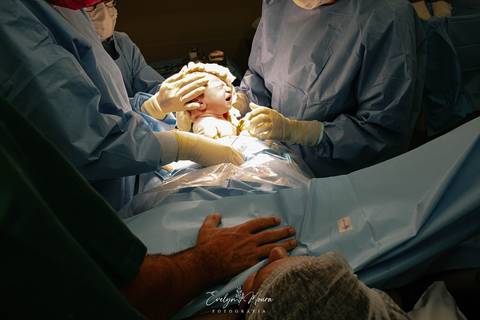 Fotografia de Parto - Newborn - Evelyn Moura Fotografia em Niterói, Rio de Janeiro - ensaio infantil - newborn de recém nascido - partos - parto em niteroi - registro de parto - maternidade são francisco - doce nascer - parto humanizado - parto normal '