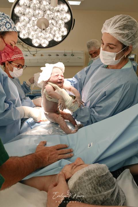 Fotografia de Parto - Newborn - Evelyn Moura Fotografia em Niterói, Rio de Janeiro - ensaio infantil - newborn de recém nascido - partos - parto em niteroi - registro de parto - maternidade são francisco - doce nascer - parto humanizado - parto normal '
