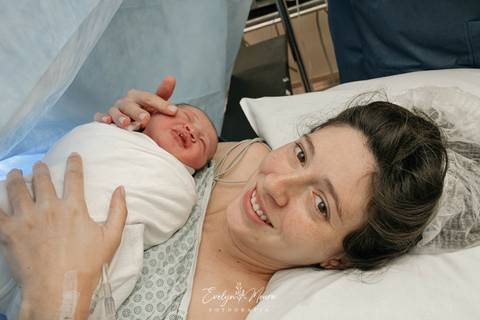 Fotografia de Parto - Newborn - Evelyn Moura Fotografia em Niterói, Rio de Janeiro - ensaio infantil - newborn de recém nascido - partos - parto em niteroi - registro de parto - maternidade são francisco - doce nascer - parto humanizado - parto normal '