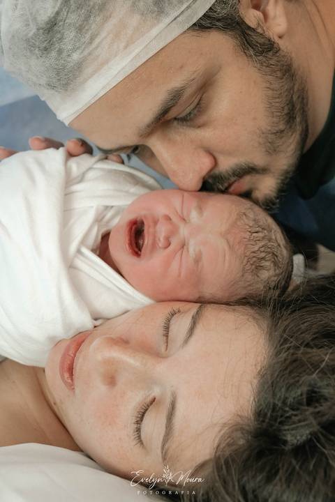 Fotografia de Parto - Newborn - Evelyn Moura Fotografia em Niterói, Rio de Janeiro - ensaio infantil - newborn de recém nascido - partos - parto em niteroi - registro de parto - maternidade são francisco - doce nascer - parto humanizado - parto normal '
