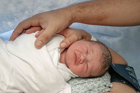Fotografia de Parto - Newborn - Evelyn Moura Fotografia em Niterói, Rio de Janeiro - ensaio infantil - newborn de recém nascido - partos - parto em niteroi - registro de parto - maternidade são francisco - doce nascer - parto humanizado - parto normal '