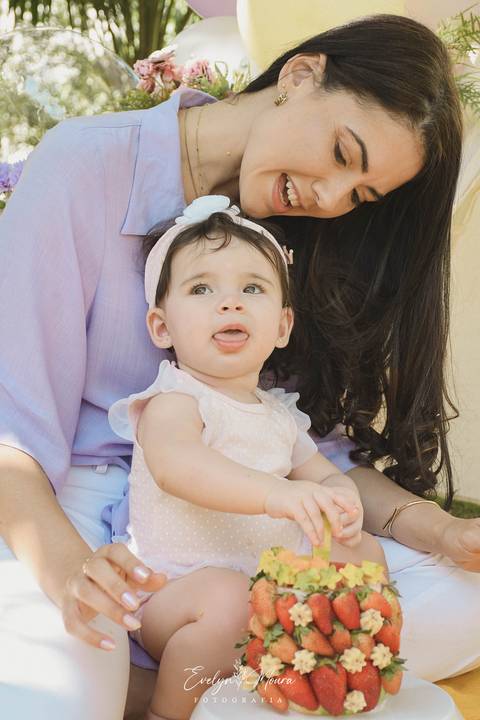 Ensaio de Acompanhamento de bebê. Evelyn Moura Fotografia. Fotógrafa em Niterói, Rio de Janeiro. Newborn. Festa infantil - Smash the cake - Smash the fruit - bebê - ensaio de 1 ano - viral - jardim encantado - festa de aniversário'