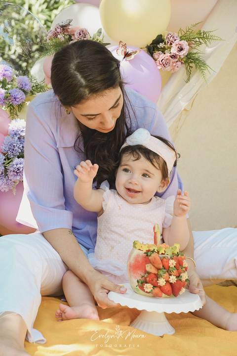 Ensaio de Acompanhamento de bebê. Evelyn Moura Fotografia. Fotógrafa em Niterói, Rio de Janeiro. Newborn. Festa infantil - Smash the cake - Smash the fruit - bebê - ensaio de 1 ano - viral - jardim encantado - festa de aniversário'