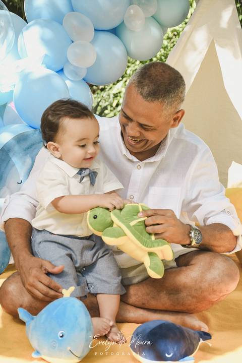 Ensaio de Acompanhamento de bebê. Evelyn Moura Fotografia. Fotógrafa em Niterói, Rio de Janeiro. Newborn. Festa infantil - Smash the cake - Smash the fruit - bebê - ensaio de 1 ano - viral - fundo do mar - festa de aniversário'