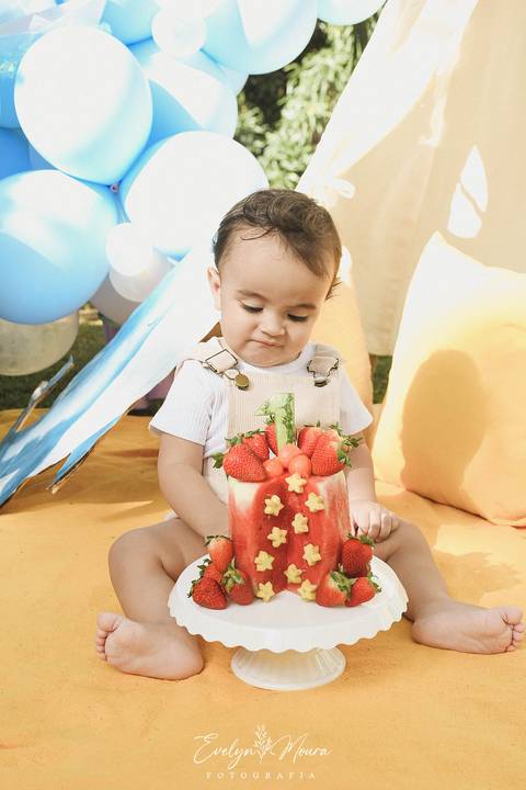 Ensaio de Acompanhamento de bebê. Evelyn Moura Fotografia. Fotógrafa em Niterói, Rio de Janeiro. Newborn. Festa infantil - Smash the cake - Smash the fruit - bebê - ensaio de 1 ano - viral - fundo do mar - festa de aniversário'