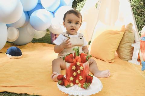 Ensaio de Acompanhamento de bebê. Evelyn Moura Fotografia. Fotógrafa em Niterói, Rio de Janeiro. Newborn. Festa infantil - Smash the cake - Smash the fruit - bebê - ensaio de 1 ano - viral - fundo do mar - festa de aniversário'