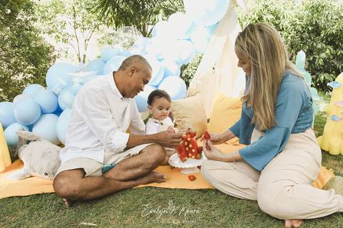 Ensaio de Acompanhamento de bebê. Evelyn Moura Fotografia. Fotógrafa em Niterói, Rio de Janeiro. Newborn. Festa infantil - Smash the cake - Smash the fruit - bebê - ensaio de 1 ano - viral - fundo do mar - festa de aniversário'