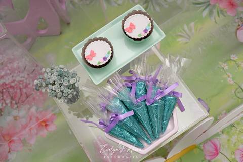 Festa Infantil - Evelyn Moura Fotografia - Fotografia em Niterói, Rio de Janeiro - casa de festa - decoração - decoração de festa - festa colorida- docinhos - bolo - criança - crianças - festa linda - jardim encantado - bolo e guaraná - festa em niterói '