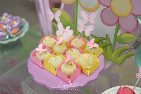 Festa Infantil - Evelyn Moura Fotografia - Fotografia em Niterói, Rio de Janeiro - casa de festa - decoração - decoração de festa - festa colorida- docinhos - bolo - criança - crianças - festa linda - jardim encantado - bolo e guaraná - festa em niterói '