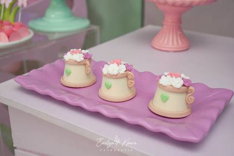 Festa Infantil - Evelyn Moura Fotografia - Fotografia em Niterói, Rio de Janeiro - casa de festa - decoração - decoração de festa - festa colorida- docinhos - bolo - criança - crianças - festa linda - jardim encantado - bolo e guaraná - festa em niterói '